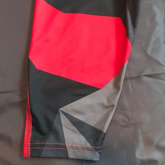 Under Armour Youth Sz Small Fitted Heat Gear 15 inch inseam Tights Red/Black - Picture 5 of 8